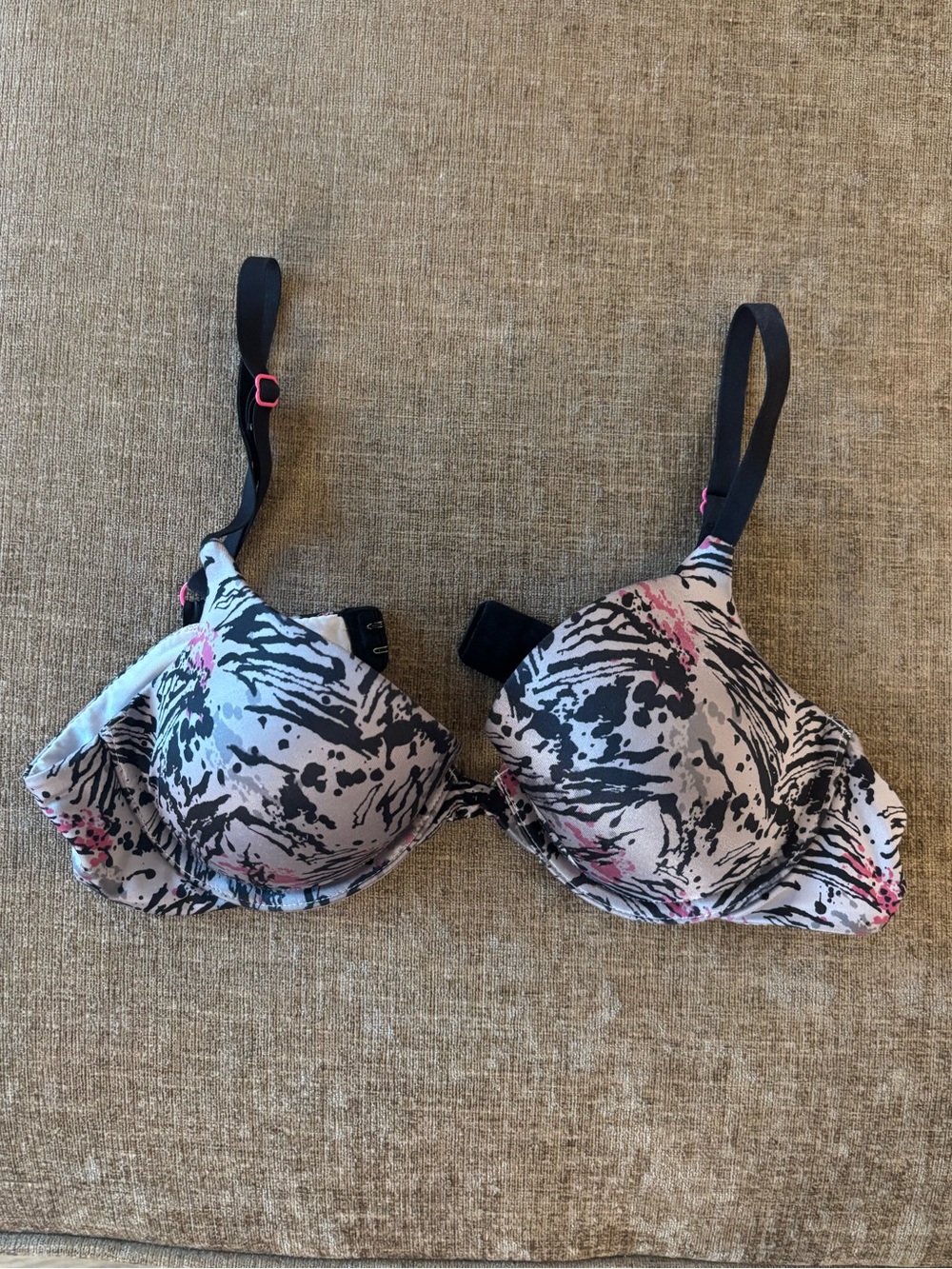 Maidenform Abstract Print Underwire Bra in Black, White & Pink Accents
